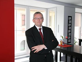 Ein bisschen rot, ein bisschen schwarz, ein bisschen grün, in modernem Ambiente und das historische Rathaus im Hintergrund, so gefällt sich Bezirksheimatpfleger Günter Dippold, der nach dem Willen der Basis als parteiloser Kandidat für die CSU die Lichtenfelser Bürgermeisterwahl im nächsten Jahr gewinnen soll. Foto: Bernhard Brandl