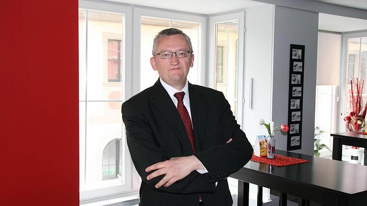 Ein bisschen rot, ein bisschen schwarz, ein bisschen grün, in modernem Ambiente und das historische Rathaus im Hintergrund, so gefällt sich Bezirksheimatpfleger Günter Dippold, der nach dem Willen der Basis als parteiloser Kandidat für die CSU die Lichtenfelser Bürgermeisterwahl im nächsten Jahr gewinnen soll. Foto: Bernhard Brandl