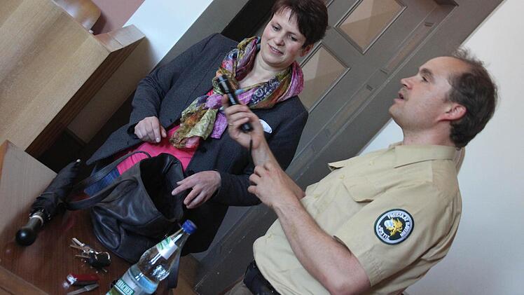 Im Gerichtssaal wurden gefährliche Gegenstände gezeigt. Foto: Marco Meißner