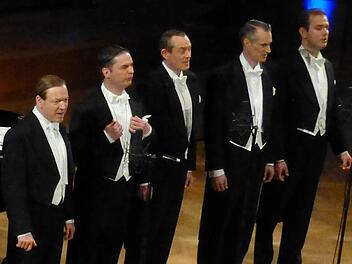 Die Männer des Berlin Comedian Harmonists Sextetts (v.l.): 1. Tenor Holger Off, 1. Bariton Olaf Drauschke, 2. Bariton Philipp Seibert, 2. Tenor Ralf Steinhagen und Bass Wolfgang Höltzel . Pianist Horst Maria Merz fehlt auf dem Bild. Foto: Gerhild Ahnert