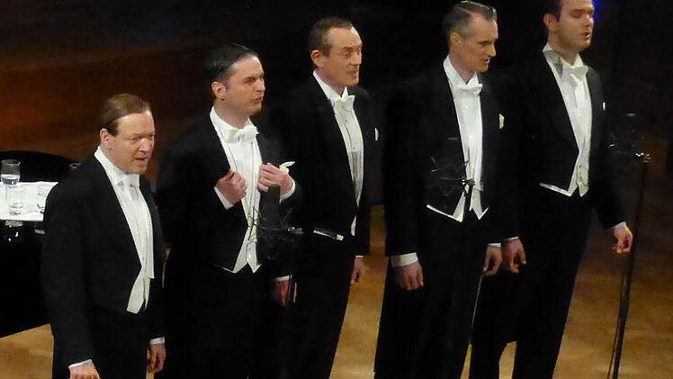 Die Männer des Berlin Comedian Harmonists Sextetts (v.l.): 1. Tenor Holger Off, 1. Bariton Olaf Drauschke, 2. Bariton Philipp Seibert, 2. Tenor Ralf Steinhagen und Bass Wolfgang Höltzel . Pianist Horst Maria Merz fehlt auf dem Bild. Foto: Gerhild Ahnert