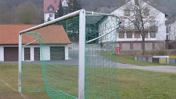 Am Sportplatz nahe der Aschbacher Asylbewerberunterkunft sollen der versuchte Totschlag und die Körperverletzung passiert sein. Foto: Seeger