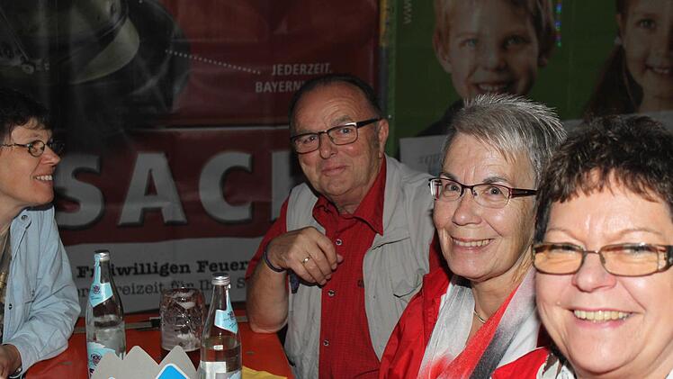 Der 72-Jährige mag die Geselligkeit, hier mit Ehefrau Marie bei der Kerwa in der Disco. Foto: privat