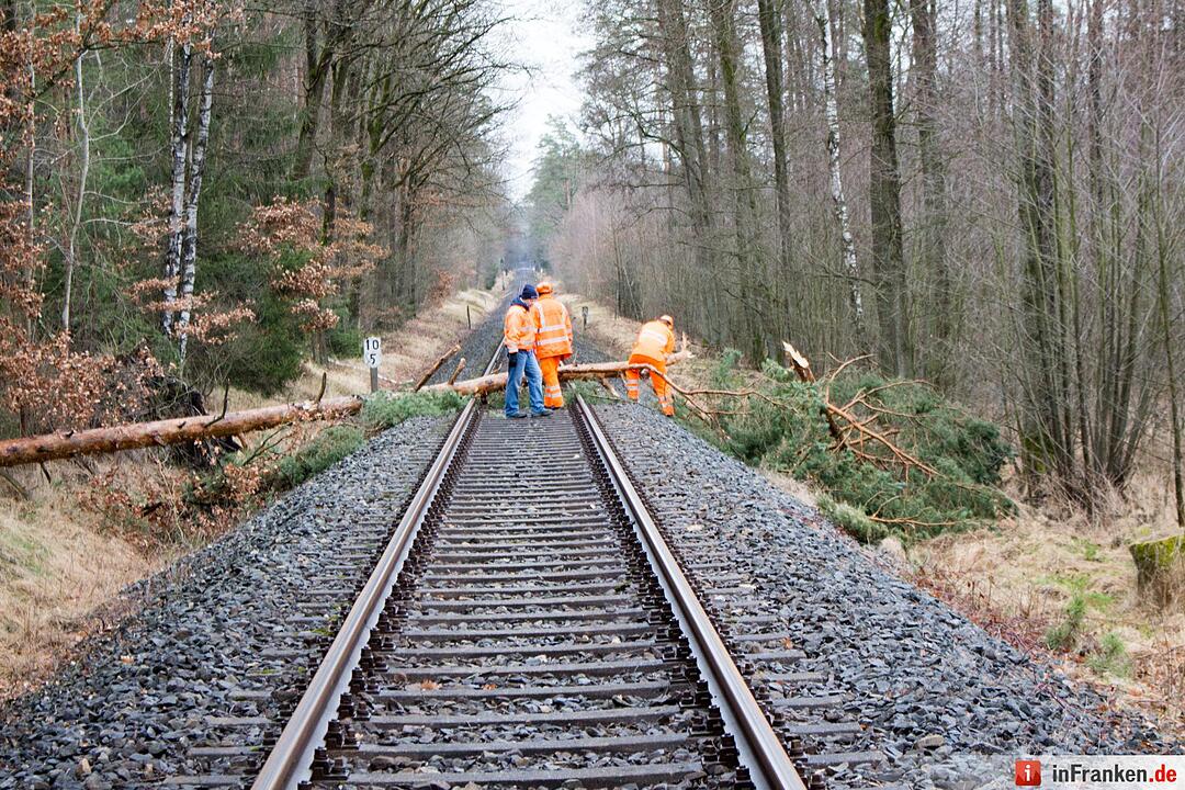 Stürmischer Samstag: Randtief „Eckhart“ hat auch in Mittelfranken Sturmböen im Gepäck - Gerüst teilweise eingestürzt - Umgestürzter Baum blockiert Zugstrecke