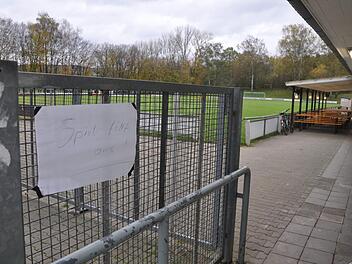 Potenzielle Zuschauer wurden am Eingang des Neunkirchener Sportgeländes mit einem Hinweisschild darauf aufmerksam gemacht, dass das Spiel gegen Ermreuth nicht stattfindet.  Foto: Leo Hühnlein