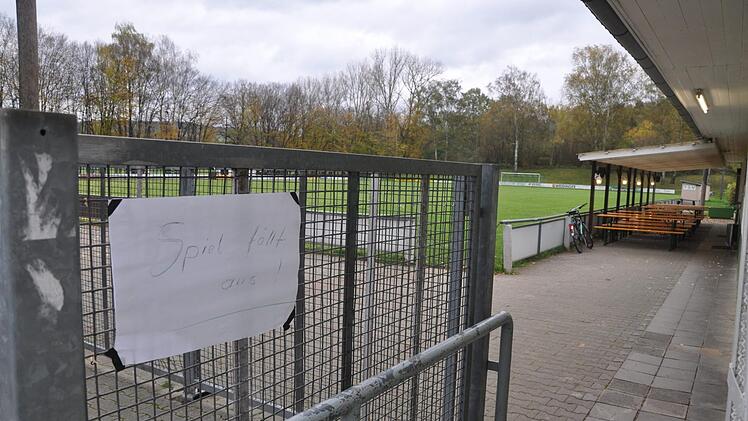 Potenzielle Zuschauer wurden am Eingang des Neunkirchener Sportgeländes mit einem Hinweisschild darauf aufmerksam gemacht, dass das Spiel gegen Ermreuth nicht stattfindet.  Foto: Leo Hühnlein