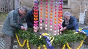 Die letzten Handgriffe am Gro&szlig;garnstadter Osterbrunnen machen Roland Martin und Margit Br&uuml;ckner.  Foto: Alexandra Kemnitzer