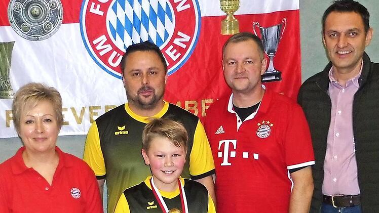 Torschützenkönig wurde Jamie-Kane Kübrich vom SV Steinwiesen mit elf Treffern. Unser Bild zeigt ihn (vorne) mit der Auszeichnung zusammen mit (von links) Vorsitzender Petra Jörg, dem Steinwiesener Trainer Stefan Holzmann, Turnierleiter Bernd Brünnecke und Schirmherrn Jörg Neubauer.