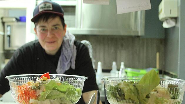 Veggieburger und frische Salate bereitet  Claudia Vonbrunn im "PatchWork".Sonny Adam