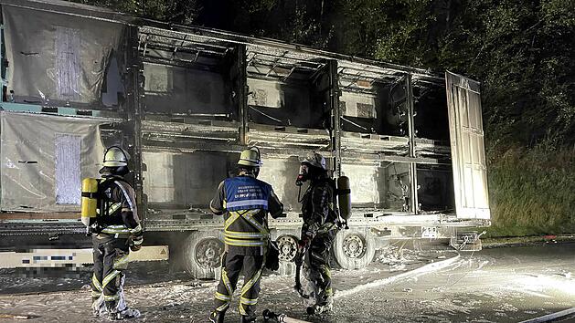Sattelauflieger brennt auf Autobahn aus