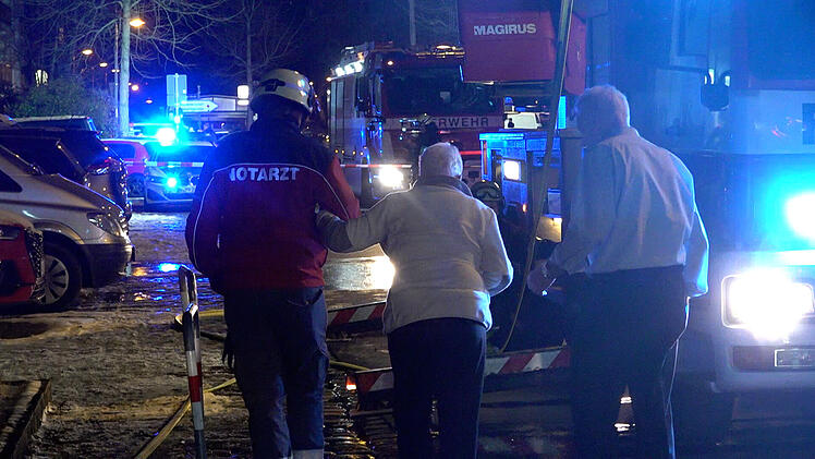 Großeinsatz in Nürnberg: Evakuierung nach Brand in Seniorenheim