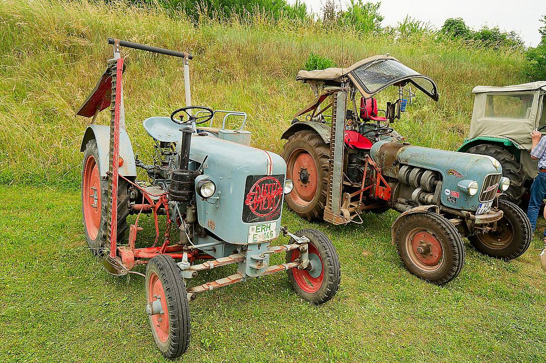 Autos, Motorräder, Mopeds und Traktoren gab es zu bewundern.