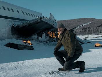 US-Marshal Frank Remnick (Jason Clarke) hat nach einem Flugzeugabsturz in Alaska alle Hände voll zu tun.