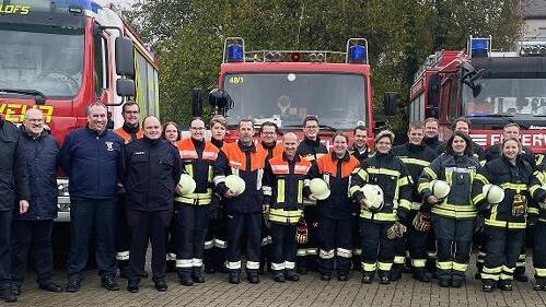 Teilnehmer, Schiedsrichter, Bürgermeister und stellvertretender Kommandant.
