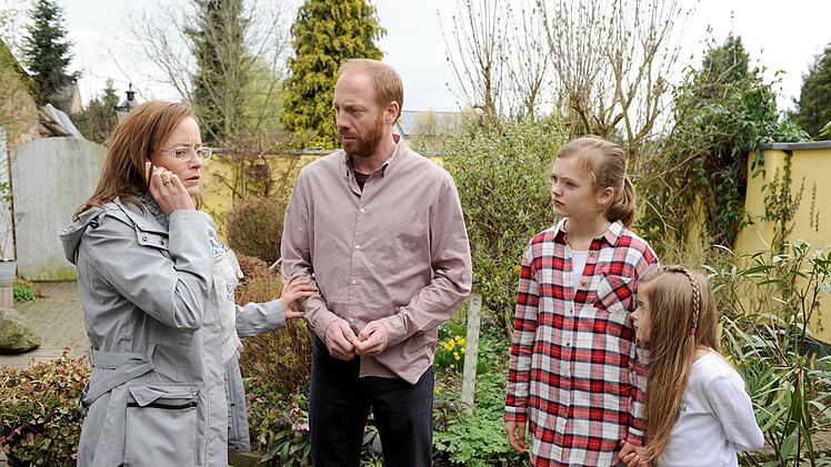 Weder Sandra (Silke Bodenbender, links) und Reinhard Schlitter (Johann von B&uuml;low), noch ihre T&ouml;chter Eva (Letizia Caldi, zweite von rechts) und Lisa (Lilith Serger) k&ouml;nnen Mirco am Morgen im Haus finden. Unruhe macht sich breit.