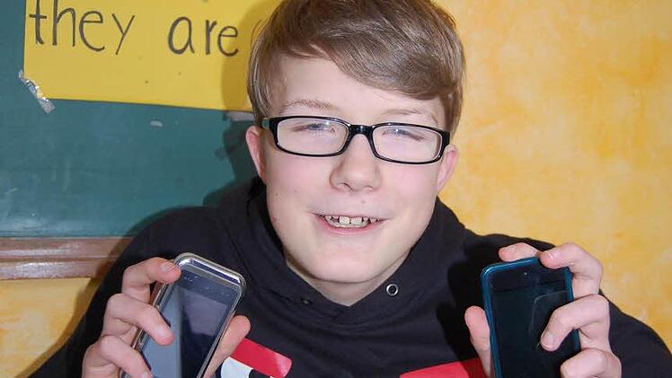 Felix: Da ich vorher angekündigt habe, dass ich eine Woche auf mein Handy verzichte, hatte ich heute auch keine SMS auf meinem Handy. Ich kommuniziere generell kaum mit meinem Handy, sondern viel mehr über Internet mit meinem iPod. Deswegen habe ich den auch mit abgegeben. Die letzte Woche ohne Handy und iPod fand ich gar nicht so schlimm. Ich hatte es mir schlimmer vorgestellt.