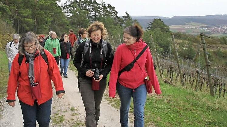 Weinbergshüttenwanderung in Hammelburg: Christiane Schmid, Susanne Volkheimer und Martina Klüber-Wibelitz (von links) gingen bei der Exkursion voran. Einen Wanderweg, der durch das gesamte Saaletal führt, wünscht sich TFSH-Vorsitzender Alfred Jeurink.  Fotos: Markus Reeh