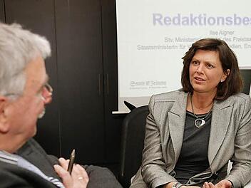 Wirtschaftsministerin Ilse Aigner kam am Freitagnachmittag zu einem Redaktionsbesuch in das Verlagsgebäude der Saale Zeitung und stellte sich den Fragen von Redaktionsleiter Paul Ziegler. Foto: Matthias Hoch