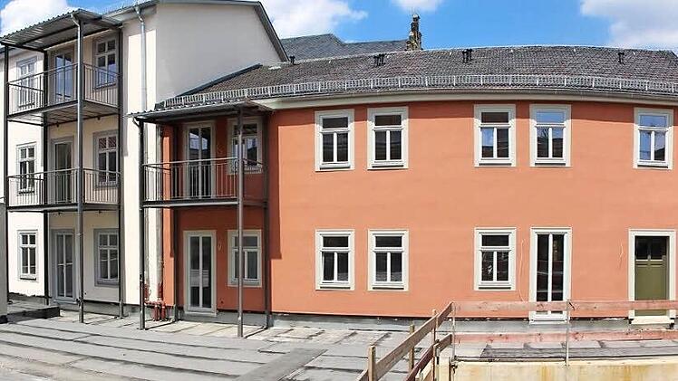 Die Rückseite der Häuserzeile am Albertsplatz: Im Innenhof wird die Glaskuppel für die Markthalle (Öffnung im Vordergrund) errichtet. Drumherum wird begrünt.  Foto: Ulrike Nauer