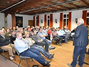 Rund 60 Bürger besuchten die informative Bürgerversammlung in Königsberg am Donnerstag. Claus Bittenbrünn (rechts) gab Antworten. Fotos: Gerold Snater