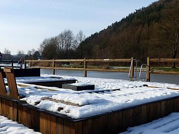Das Sonnendeck am Trebgaster Badesee wird - mit Ausnahme der Winterzeit - das ganze Jahr über vielfältig genutzt, ob zur gemütlichen Erholung mit Kaffeeklatsch oder als Plattform beim Triathlon. Jetzt muss das Deck instandgesetzt werden. Fotos: Dieter Hübner