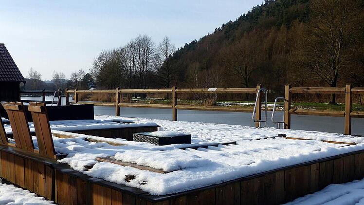 Das Sonnendeck am Trebgaster Badesee wird - mit Ausnahme der Winterzeit - das ganze Jahr über vielfältig genutzt, ob zur gemütlichen Erholung mit Kaffeeklatsch oder als Plattform beim Triathlon. Jetzt muss das Deck instandgesetzt werden. Fotos: Dieter Hübner