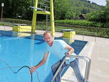 Für den Sprungturm war es fünf vor zwölf - jetzt wird er mit einem neuen Aufgang ausgestattet. Bademeister Thomas Ströhlein reinigt das Becken - denn bis zum Start am Samstag muss alles perfekt sein Foto: Sonja Adam