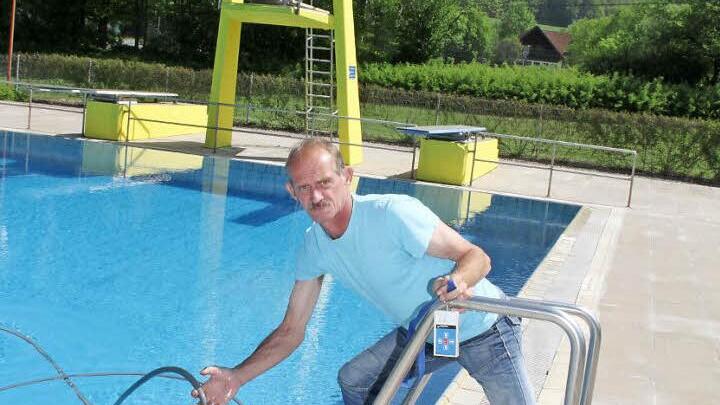 Für den Sprungturm war es fünf vor zwölf - jetzt wird er mit einem neuen Aufgang ausgestattet. Bademeister Thomas Ströhlein reinigt das Becken - denn bis zum Start am Samstag muss alles perfekt sein Foto: Sonja Adam