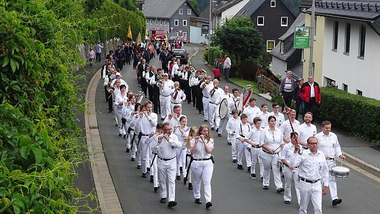 Der Festzug der Nordhalbener Vereine am Samstagabend. Allen voran marschiert Spielmannszug des ATSV.Foto: Norbert Neugebauer