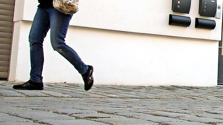 Der barrierefreie Zugang zu den barrierefreien Wohnungen in der Häckergasse (im Bild) lässt noch auf sich warten. Die Regierung fordere erst eine Gesamtplanung für die ganze Altstadt. Fotos: Ulrike Langer