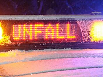 Schwer verletzt wurde eine Frau bei einem Unfall auf der A3 am Freitag. Am Nachmittag kam es zu 9 weiteren Unf&auml;llen bei Erlangen. Foto: J&uuml;rgen Mahnke dpa/lhe