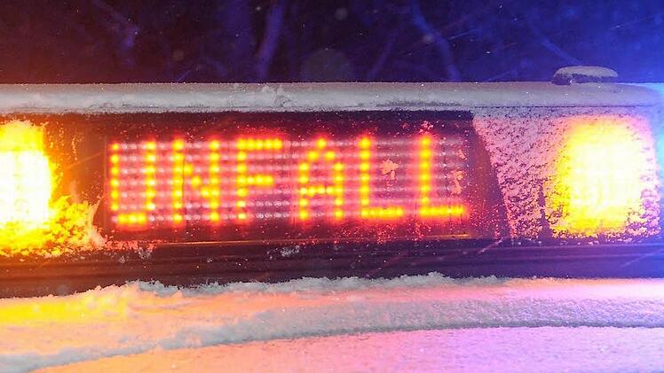 Schwer verletzt wurde eine Frau bei einem Unfall auf der A3 am Freitag. Am Nachmittag kam es zu 9 weiteren Unfällen bei Erlangen. Foto: Jürgen Mahnke dpa/lhe