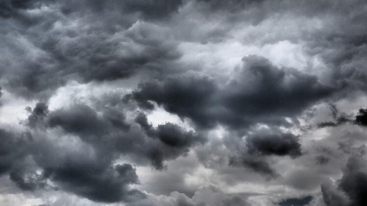 In Teilen Frankens wird es am Abend des Pfingstmontag stürmisch: Der Deutsche Wetterdienst spricht eine Warnung vor schweren Gewittern aus.  Symbolbild: pixabay