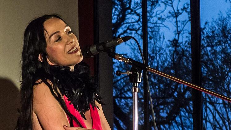 Wiederhören im Contakt: Anja Lenßen stellte ihr Programm "Frau über Bord" in Coburg vor.Foto: Jochen BErger