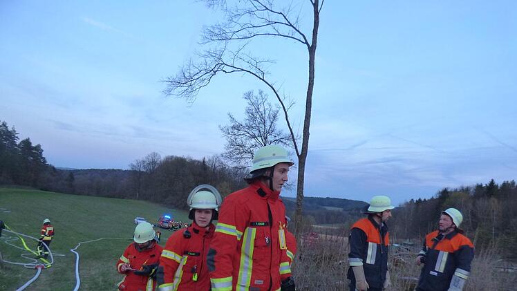 Die Feuerwehr an der Einsatzstelle Foto: Thomas Weichert