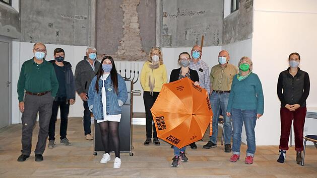 Dieses Gespräch ist ein Anfang", erklärte Grünen-Kreisvorsitzende Edith Memmel bei einem Expertengespräch über Klimapolitik und Energiewende mit Bundestagsabgeordneter Lisa Badum (mit Schirm) in der Kronacher Synagoge. Diese sprach von einer großen Vision, dass wir eine klimaneutrale Gesellschaft schaffen und möglichst in Kreisläufen leben und wirtschaften.  Foto: Rainer Glissnik