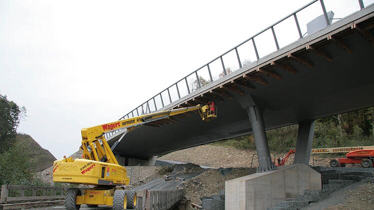 Die Schalung wird abgebaut.  Foto: Jürgen Gärtner