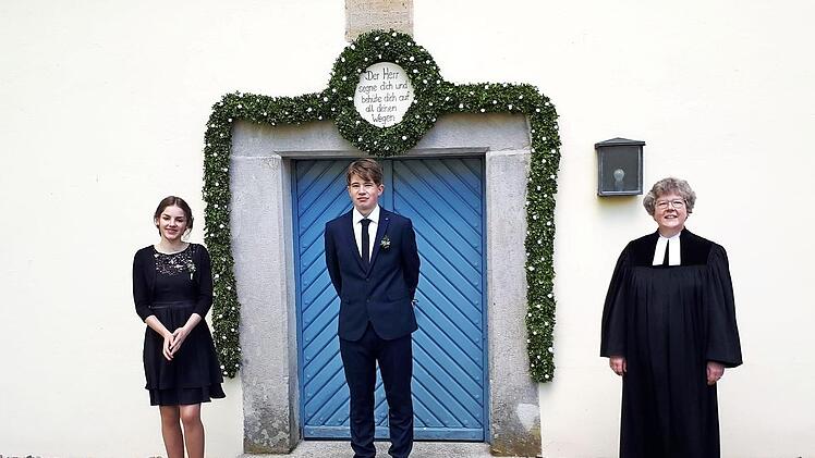 Johanna Rentsch und Max Rau wollten ihre Konfirmation nicht noch einmal verschieben und feierten in kleinem Kreis mit Pfarrerin Claudia Gr&uuml;ning-G&ouml;ll (von links) das Abendmahl.