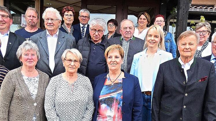 Ehrungen beim VdK: Vorsitzender Walter Herrmann (zweite Reihe rechts) wurde für 20 Jahre ehrenamtliche Mitarbeit geehrt. Links von ihm Kreisvorsitzender Klaus Nenninger und Kreisgeschäftsführerin Yvonne Nowak.