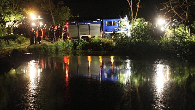 Mit vereinten Kräften kämpften Feuerwehr und THW in der Nacht auf Montag gegen einen drohenden Dammbruch am Tretzendorfer Weiher. Foto: News5 / Herse