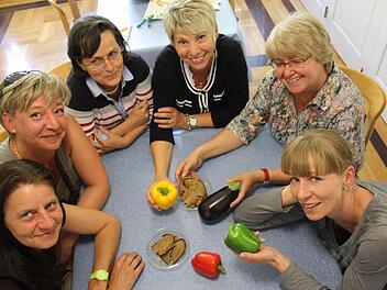 Sie sind ein Teil von 19 "Lebensmittelretterinnen" (von links): Adelgunde Eck, Irina Klooz, Anneliese Esser, Elfriede Winkler, Ernährungswissenschaftlerin Brigitte Hanf und Daniela Groh.  Foto: Sebastian Martin