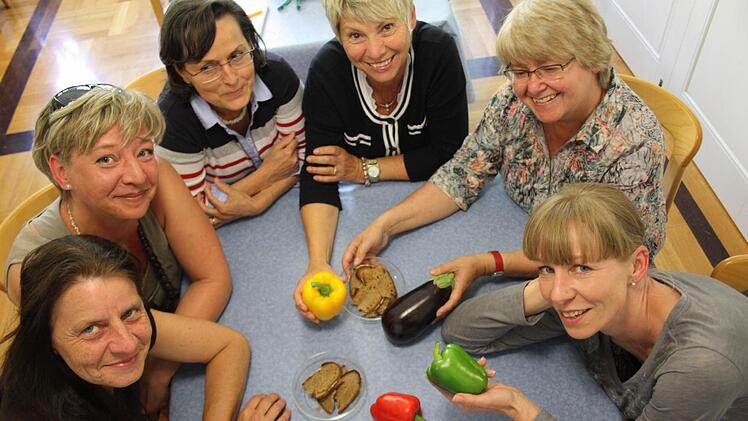 Sie sind ein Teil von 19 "Lebensmittelretterinnen" (von links): Adelgunde Eck, Irina Klooz, Anneliese Esser, Elfriede Winkler, Ernährungswissenschaftlerin Brigitte Hanf und Daniela Groh.  Foto: Sebastian Martin