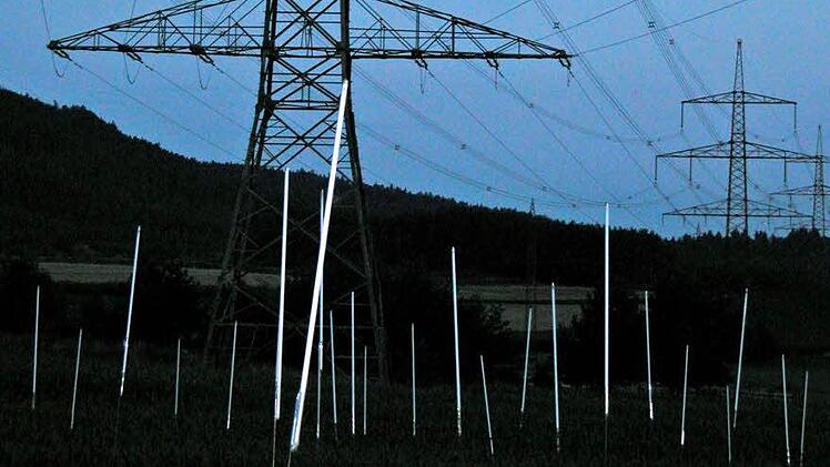 Ein beeindruckendes Bild: Die Neonröhren leuchten. Foto: Klaus Oelzner