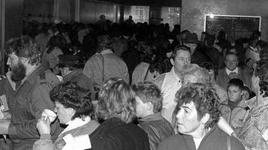 Die Besucher aus der DDR drängten sich zum Empfang des Begrüßungsgelds im Rathaus und Haus des Gastes in Nordhalben. Foto: Archiv