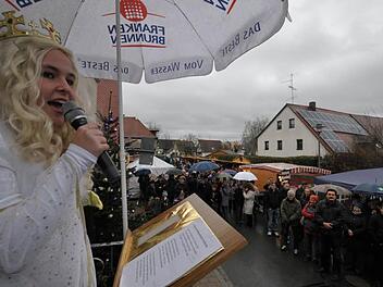 Christkind Louisa Trapp sprach den Prolog auf dem Oberreichenbacher Weihnachtsmarkt. Foto: Roland Meister