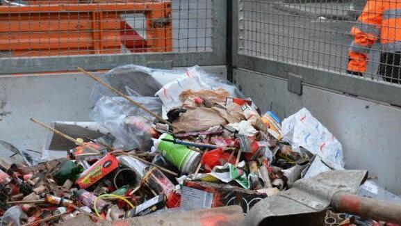 Gut gefüllt war der Abfallanhänger des Bauhofs.