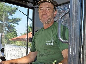 Bei 70 Grad bruzzelt Frank Martin im Minibagger. Foto: Ronald Rinklef