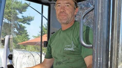 Bei 70 Grad bruzzelt Frank Martin im Minibagger. Foto: Ronald Rinklef