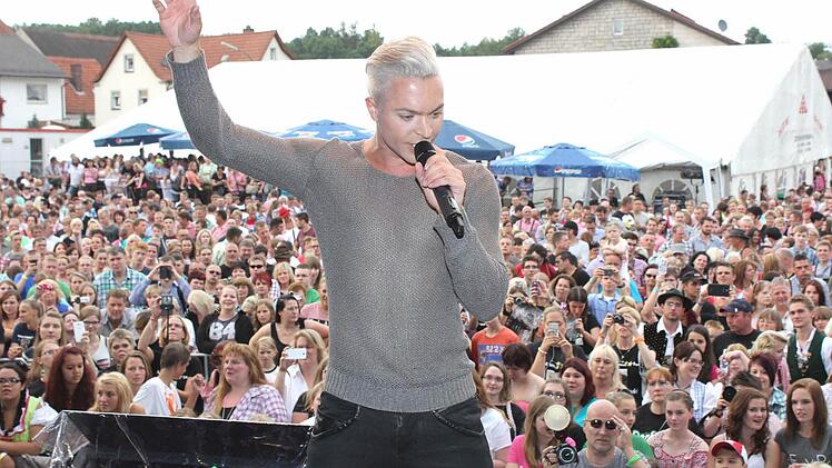Julian David, Ex-Frontsänger von "voXXclub". Mit Bravur meisterte er beim "Dorfair" seinen ersten Soloauftritt.