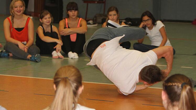 "Powermoves" (Rotieren auf einer Körperstelle oder entlang der Körperachse) wie hier auf der Schulter erfordern sehr viel Übung.